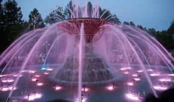 Светомузыкальный фонтан в городском парке г.Альметьевска