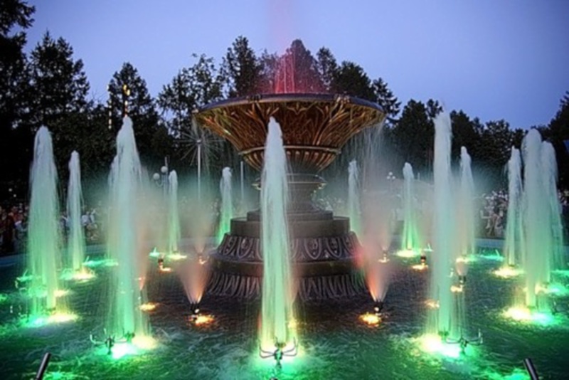 Светомузыкальный фонтан в городском парке г.Альметьевска