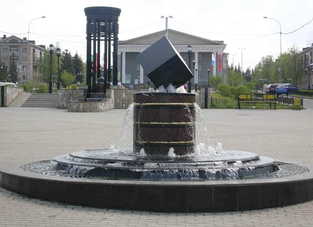 Фонтан «Куб» .Альметьевск 2003 г.